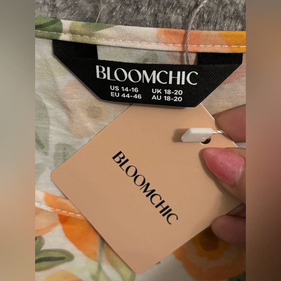 BloomChic Fruit Print Curved Hem Blouse size 1X (14-16) - Picture 12 of 14